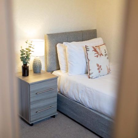 شقة Adrian House, Near Hospital, Easy Parking + Garden كارلايل المظهر الخارجي الصورة