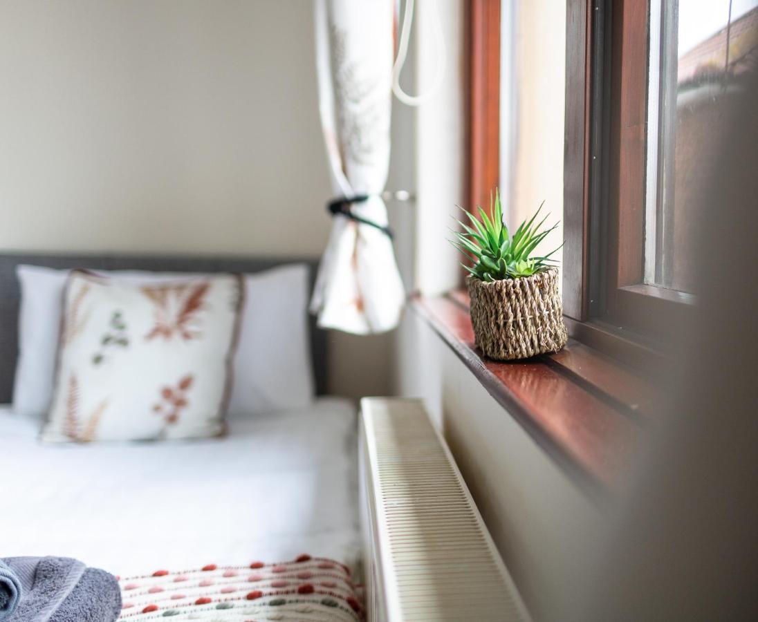 شقة Adrian House, Near Hospital, Easy Parking + Garden كارلايل المظهر الخارجي الصورة