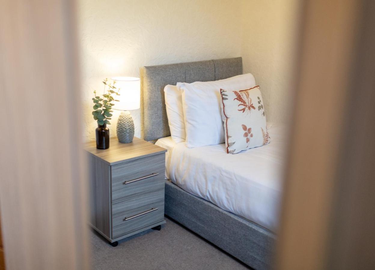 شقة Adrian House, Near Hospital, Easy Parking + Garden كارلايل المظهر الخارجي الصورة