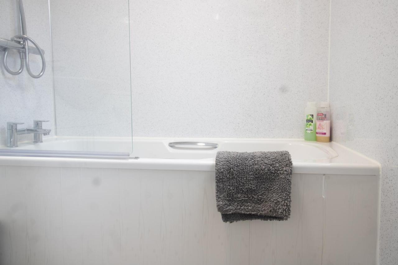 شقة Adrian House, Near Hospital, Easy Parking + Garden كارلايل المظهر الخارجي الصورة