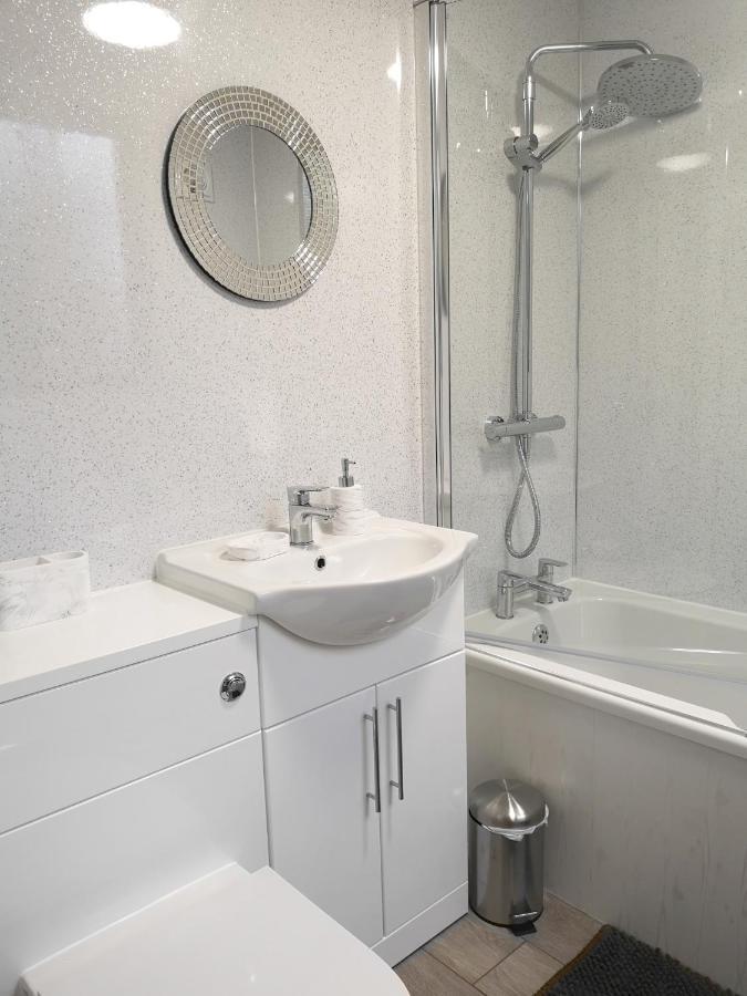 شقة Adrian House, Near Hospital, Easy Parking + Garden كارلايل المظهر الخارجي الصورة