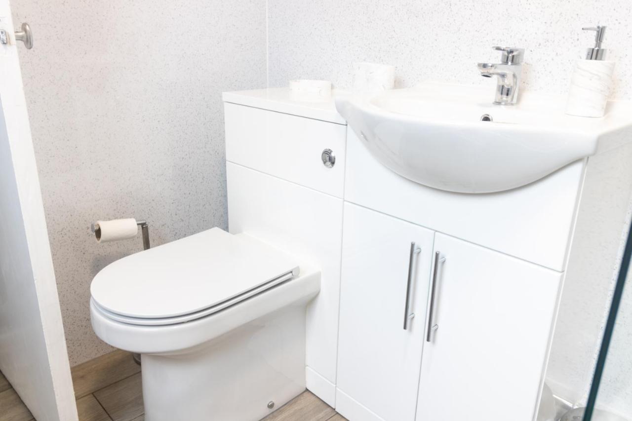 شقة Adrian House, Near Hospital, Easy Parking + Garden كارلايل المظهر الخارجي الصورة